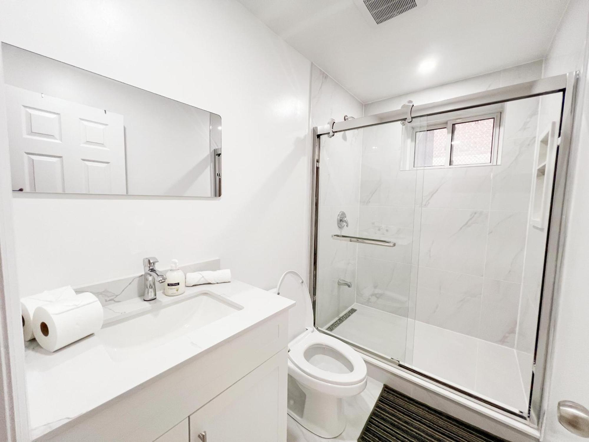 Vihome-34- Double Bed Near Finch And 404 Bsmt Privatunterkunft