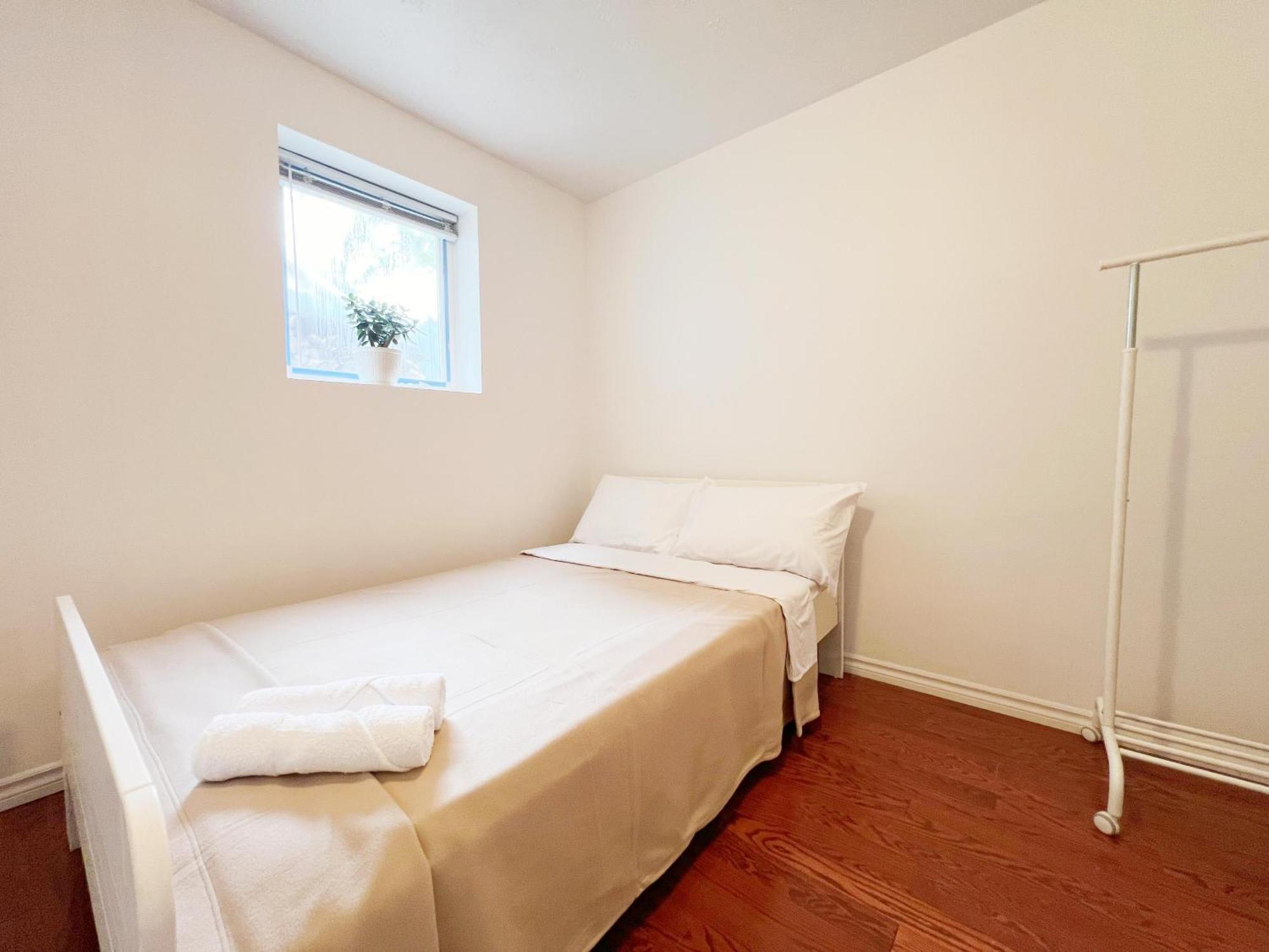 Vihome-34- Double Bed Near Finch And 404 Bsmt Toronto
